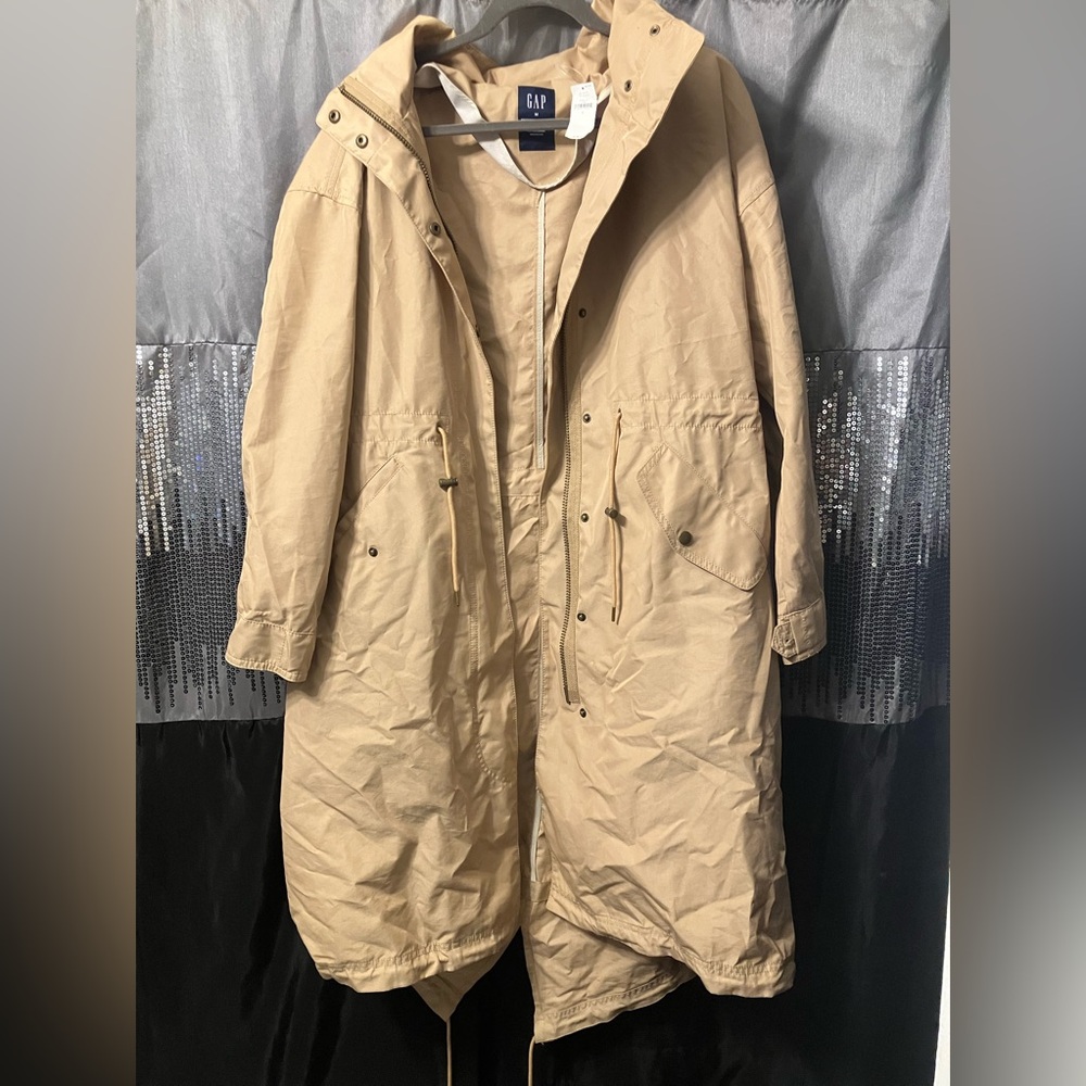Men’s gap trench jacket size Medium.